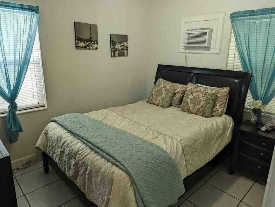 Private One-Bedroom 13-Directly Across From Beach St. Pete Beach Extérieur photo