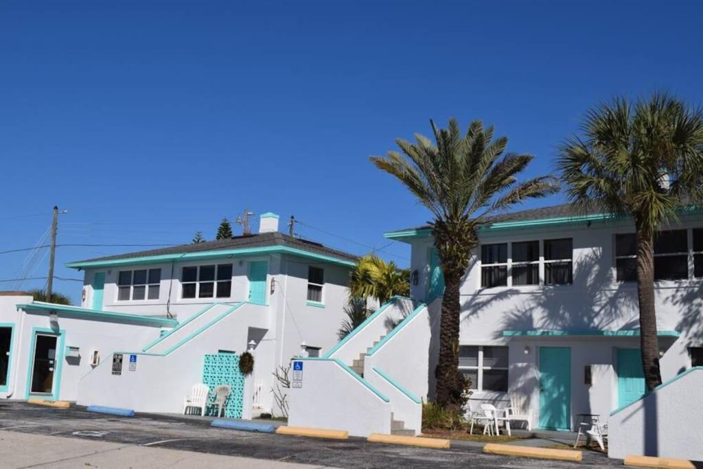 Private One-Bedroom 13-Directly Across From Beach St. Pete Beach Extérieur photo