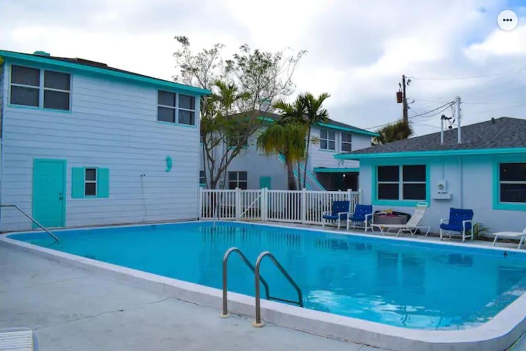 Private One-Bedroom 13-Directly Across From Beach St. Pete Beach Extérieur photo